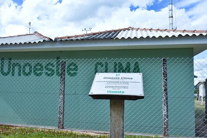 Placa do Unoeste Clima na frente do prédio