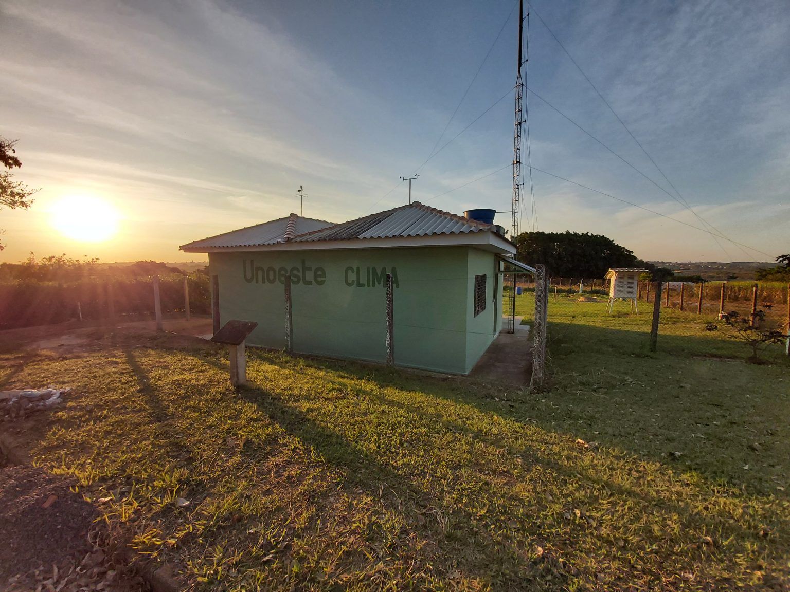 Prédio do Unoeste Clima e estação meteorológica no Campus II, ao pôr do sol